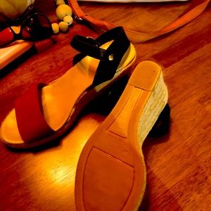Women’s super cute wedge sandals. Only worn a couple of times